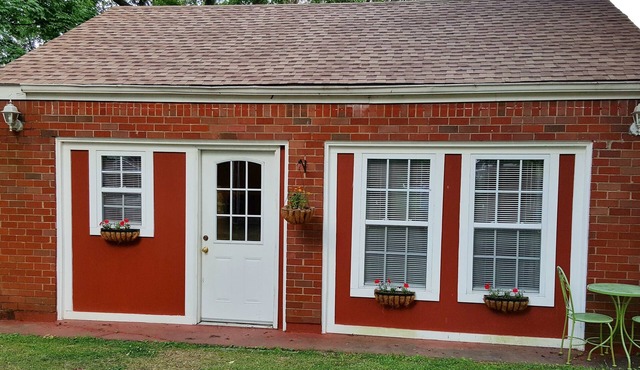 Private, Quiet, Cottage Retreat 10 minutes to downtown Nashville