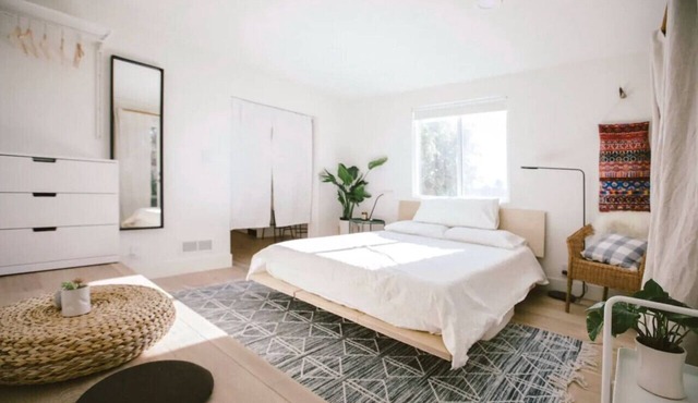 Private & Quiet Los Feliz Guest Suite with VIEWS!