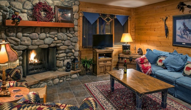 Private Quiet Paradise. BIG LuxuryLodge for Up To 4 People. 1mile to Town. EPIC!