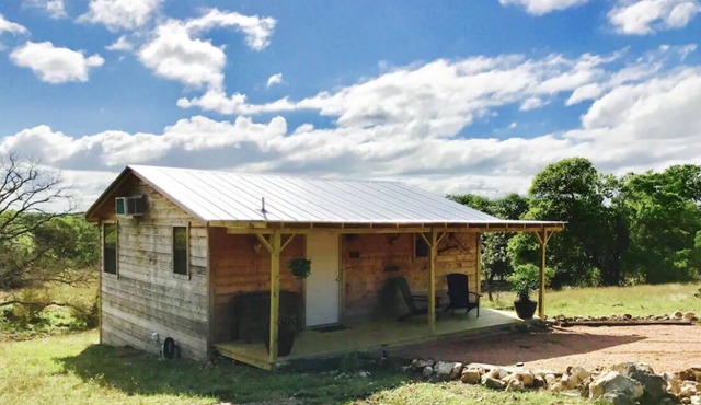 Private, quiet, rustic cabin. Minutes from Old Tunnel State Park