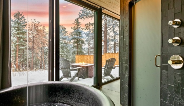 ​Private Rammed Earth Cabin: Soaking Tub & Kitchen