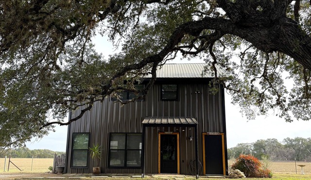 Private, redwood cabin with endless Hill Country views. Horse & dog friendly!