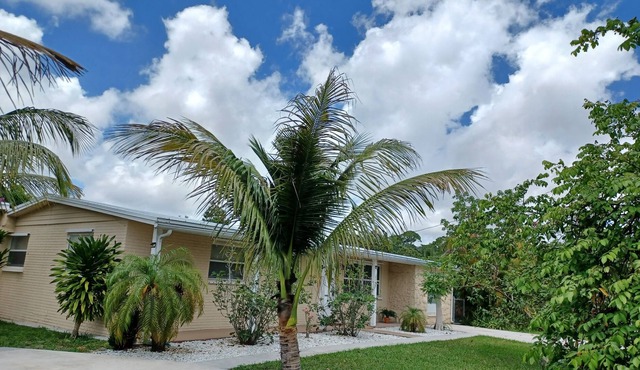 Private, relaxing 1 bedroom vacation home & free parking