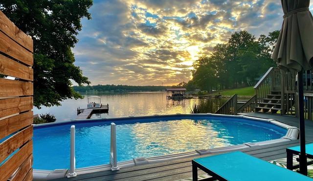 Private, relaxing, cottage on the lake