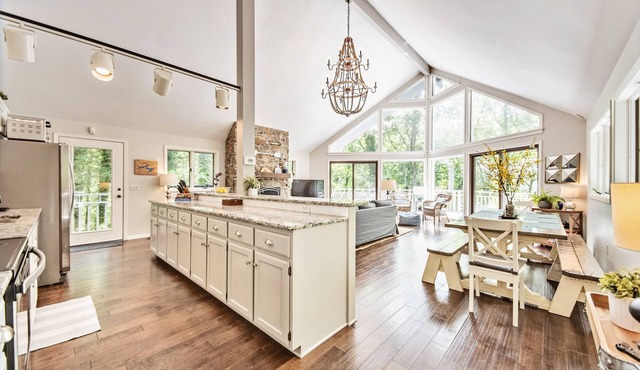 Private, Renovated, Lakefront home minutes from Little Red River & Heber Springs