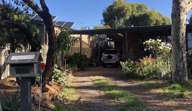 Private renovated duplex cottage. Beach and shops, markets, parkland close by.