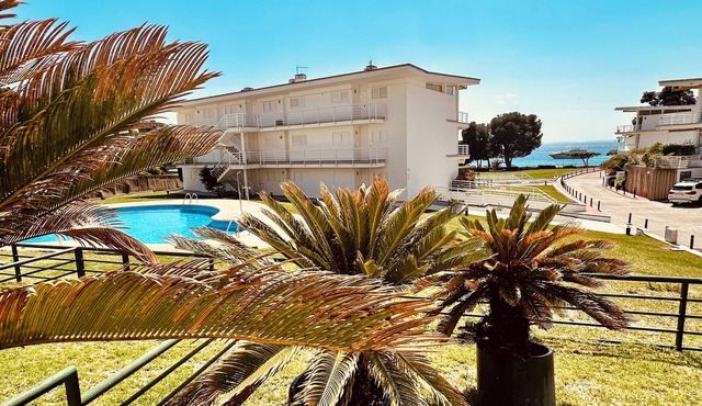 Private residence located directly Creek Almadrava, with access to the beach and the Coast