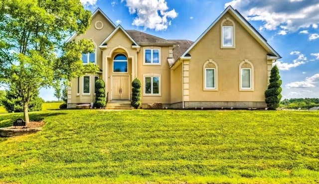 Private Resort! 100" Home Theater, HotTub, Pool, Basketball Court, extra games