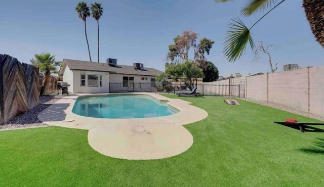 Private resort centrally located w/outdoor oasis.