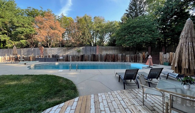 Private Resort Lodge: Pool-Hot Tub—Billiards-Ping Pong-150 gift basket! 5500sf.