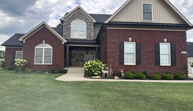 Private Resort - Luxury Pool & Pool House plus 4 bedroom home 13 miles to Derby