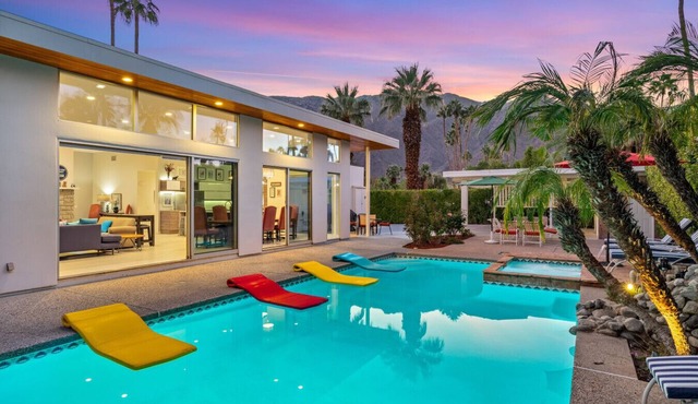Private Resort Old Las Palms. Walk to dwntwn! Pool! Views! Expresso! Heated spa!