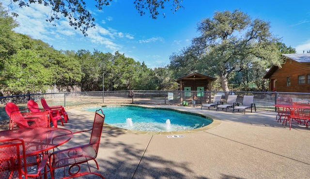 Private Resort. Pool, Fire Pit,Sleeps up to 50! Great for reunions/events