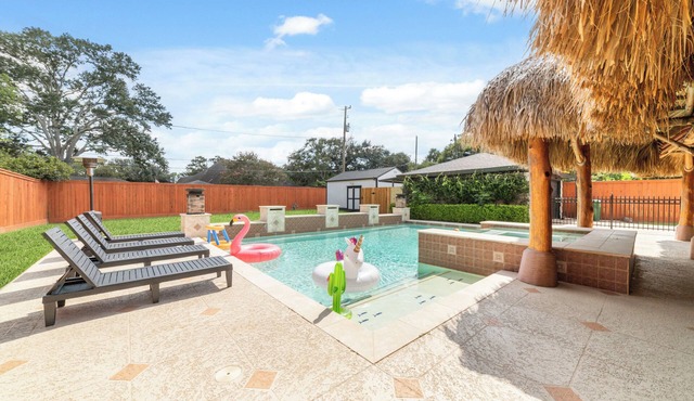 Private Resort-Style Pool, Tiki Cabana Paradise 3BR/2BA Near NRG Stadium