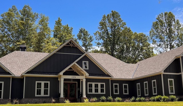 Private resort-style pool. Spacious new house 16 min to Jordan-Hare stadium.