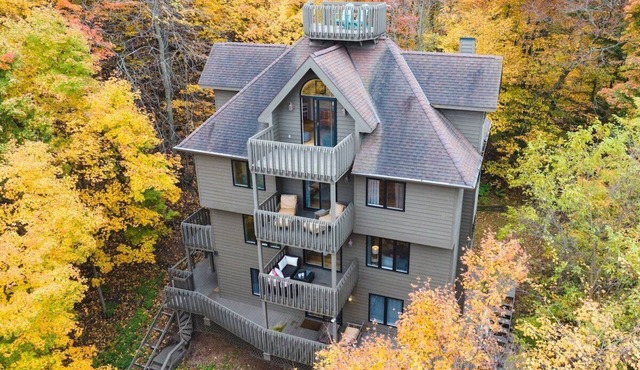 Private Retreat Beautiful Views and Lake Access