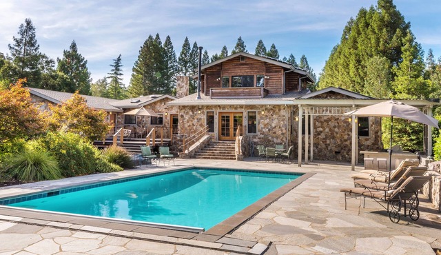 Private retreat. Family fun! Walk to market + dining. Game room. Pool + spa.