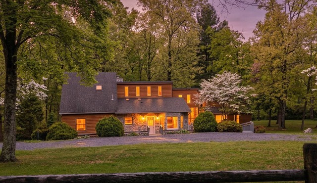 Private Retreat for 13 - Hot Tub, Fire Pit & More