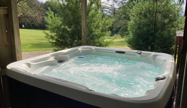 Private Retreat/Hot Tub/Arcade/Fire Pit/Close to Everything