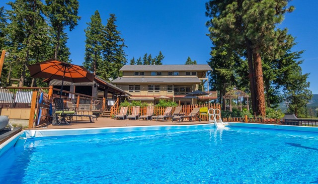 Private Retreat in the Woods on 20 Acres! Grand Lodge with 8 Studio Cabins!