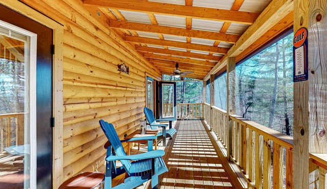 Private retreat near downtown with mtn views, fireplace, AC, & Hot tub