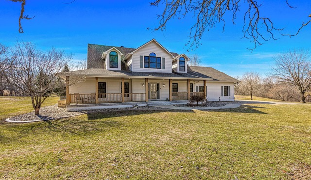 Private Retreat on Scenic Acreage Close to Lee's Summit and Kansas City