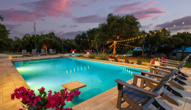 PRIVATE RETREAT| Pool | Hot Tub | Fire Pit | 18 Beds |7 Bedrooms |6.5 Bath| Close to Downtn