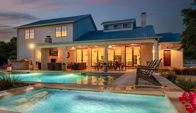 PRIVATE RETREAT | Pool | Hot Tub | Fire Pit | 18 Beds |7 Bedrooms |6.5 Bath| Close to Downtn