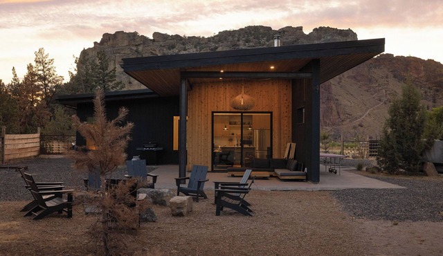 Private Retreat Steps to Smith Rock | Quiet Luxury & Hot Tub