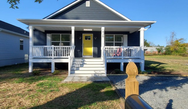 Private Retreat Bungalow-One Level, 2 blocks from Beach w/Porch & Deck
