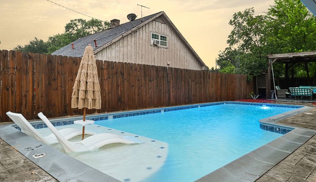 Private Retreat w/Pool, Patio, BBQ! 6BR 3BA Gem