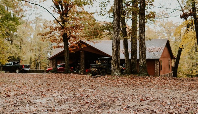 Private retreat with 30 acre fishing lake. 3 miles from Barnwell Mountain