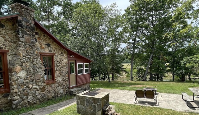 Private River Frontage! Beautiful Cabin with Amazing views! Available now!
