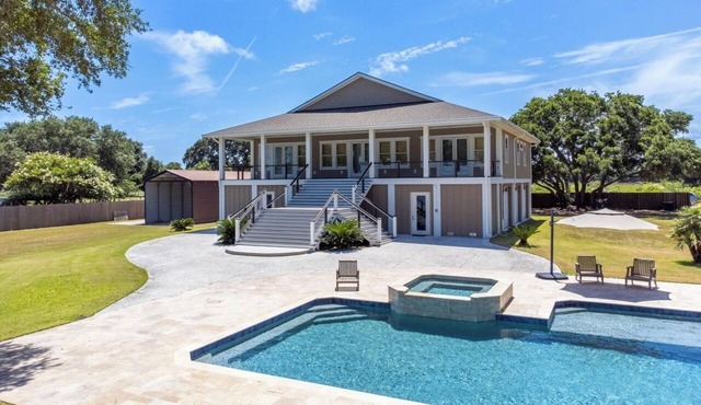 Private River Getaway with 5 Bedrooms and Pool