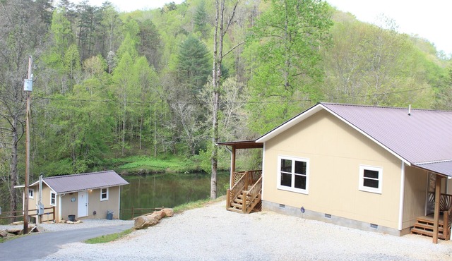PRIVATE RIVERFRONT 3 bed/2 bath house on the Oconaluftee River!