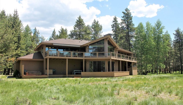 Private Riverfront Home with Panoramic Views, Hot Tub - SHARC Passes