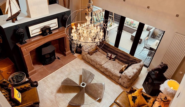 Private Riverside Country Retreat with Hot Tub & Pizza Oven