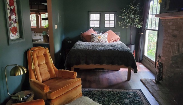 Private Romantic Bungalow for Artists & Writers, 7 Mins to Downtown Richmond,