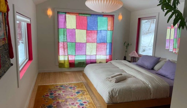 Private romantic Kingston cottage with vintage finds & Studio Ghibli nature vibe