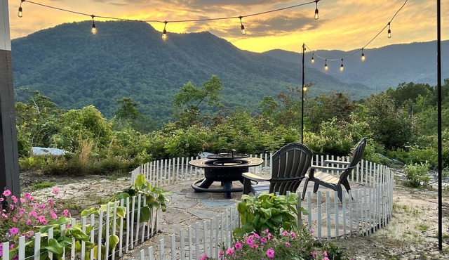 Private Romantic Loft with a VIEW! Heartbeat Area for Hiking & Waterfalls!