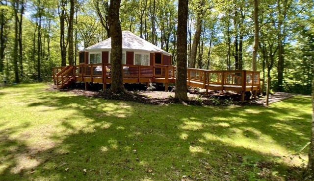 Private, romantic 720 ft yurt on dead end road 3.5 miles from Blue Ridge Parkway