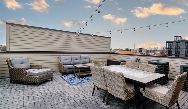 Private Rooftop Deck+ Easy walk to restaurants, music venues, and shops.