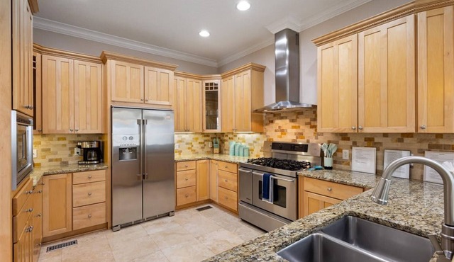 Private Rooftop Walk to Beach Shops Porch