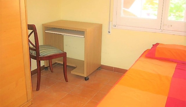 Private room (1) near the University with large terrace of 150 m2.