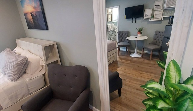 Private room 5 blocks from the beach