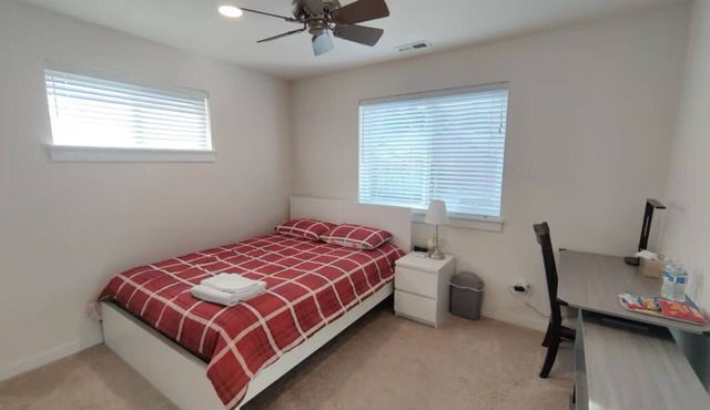 Private Room 7 mins to the Seatac Airport and Sound Transit