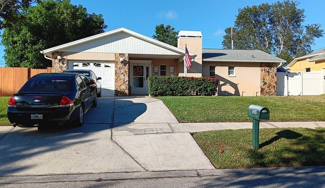 Private room and bathroom in beautiful Tarpon Spring only minutes to beaches!