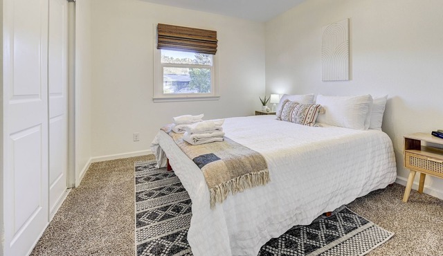 Private Room in Shared Executive Travel Home Near Hospitals & Garden of Gods!