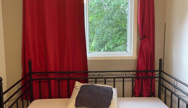 Private room in 5 1/2 appartement just 10 minutes to Montreal