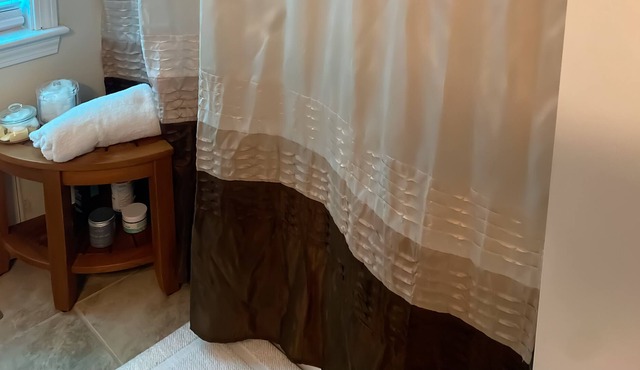 Private room in a 2 bed 1 ba cape home with locks and tv